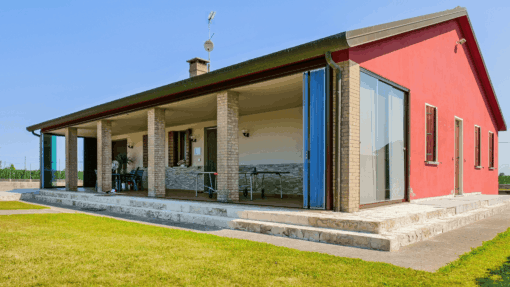 Vetrate impacchettabili a chiusura di un portico in giardino