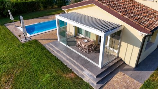 Pergole bioclimatiche orientabili in un patio