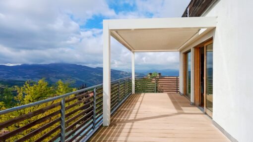 Pergole bioclimatiche retrattili su balcone