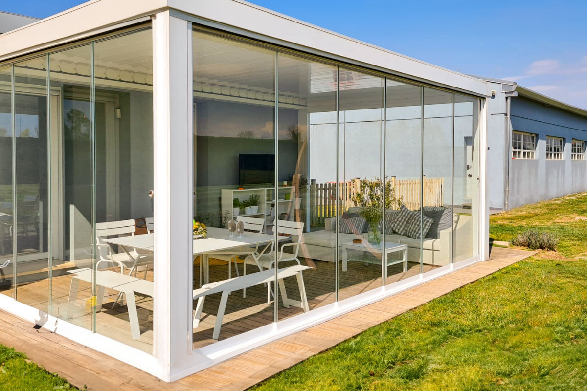 Pergolato chiuso a vetri: la soluzione ideale per vivere gli spazi esterni anche in inverno