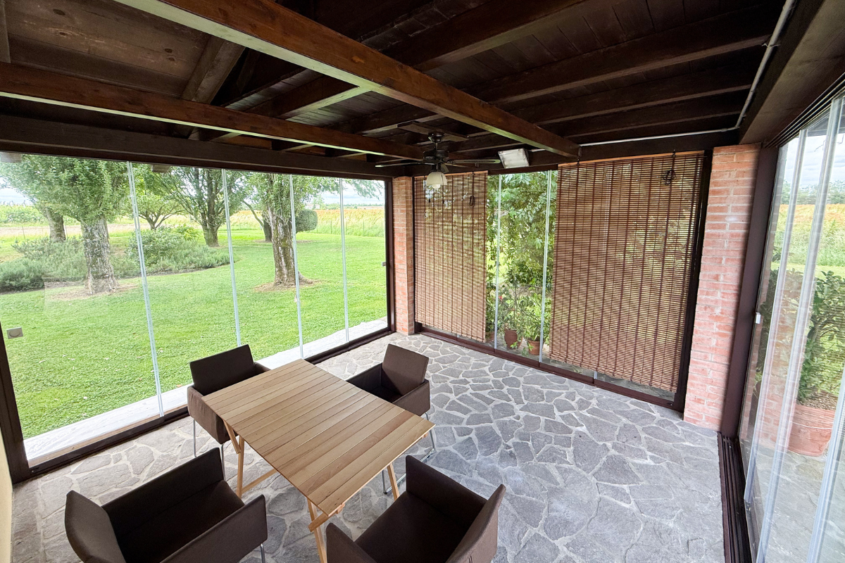 portico chiuso con vetri per veranda
