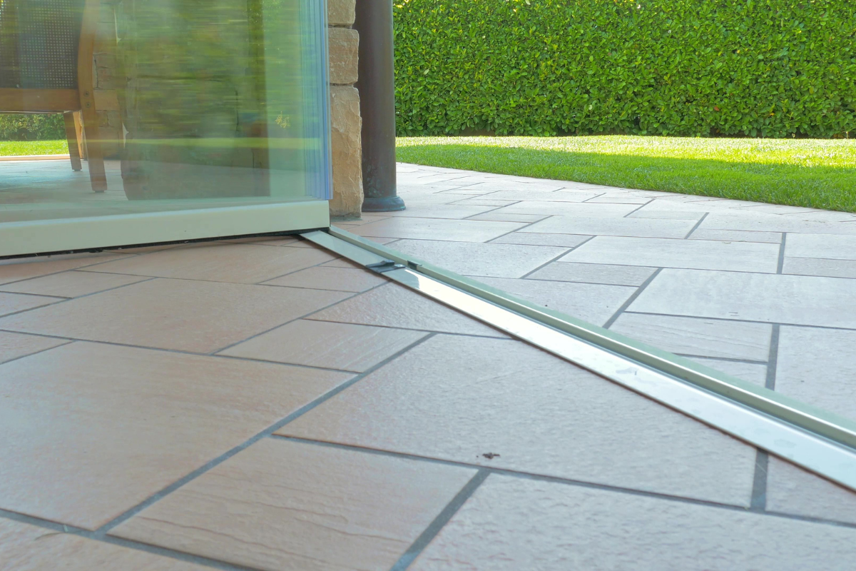 Vetrate scorrevoli senza guida a terra: eleganza, comfort e continuità degli spazi